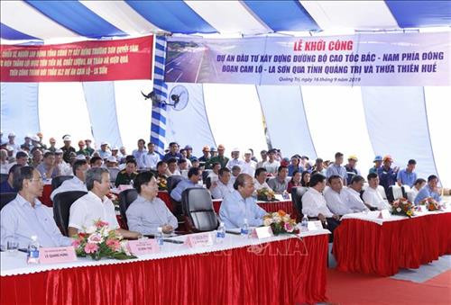 Thủ tướng Nguyễn Xuân Phúc dự Lễ khởi công dự án cao tốc Bắc – Nam phía Đông đoạn Cam Lộ - La Sơn.Ảnh : Hoàng Thống Nhất Thủ tướng Nguyễn Xuân Phúc dự Lễ khởi công dự án cao tốc Bắc – Nam phía Đông đoạn Cam Lộ - La Sơn.Ảnh : Hoàng Thống Nhất