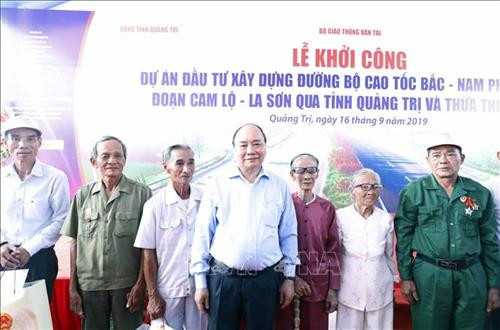 Thủ tướng Nguyễn Xuân Phúc tặng quà cho nhân dân vùng dự án. Ảnh: Thống Nhất-TTXVN Thủ tướng Nguyễn Xuân Phúc tặng quà cho nhân dân vùng dự án. Ảnh: Thống Nhất-TTXVN