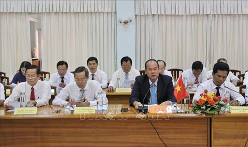 Ông Nguyễn Thanh Bình, Chủ tịch UBND tỉnh An Giang (thứ 2 từ bên phải qua) phát biểu tại hội nghị. Ảnh: Thanh Sang - TTXVN Ông Nguyễn Thanh Bình, Chủ tịch UBND tỉnh An Giang (thứ 2 từ bên phải qua) phát biểu tại hội nghị. Ảnh: Thanh Sang - TTXVN