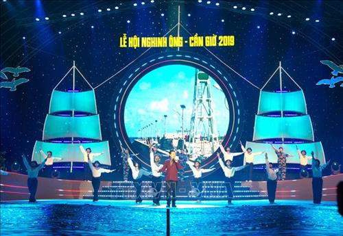 Chương trình văn nghệ khai mạc Mùa lễ hội nghinh ông - Lễ mừng công ngư dân Cần Giờ với chủ đề “Cần Giờ yêu thương” tại Công viên thị trấn Cần Thạnh, huyện Cần Giờ. Ảnh: TTXVN phát Chương trình văn nghệ khai mạc Mùa lễ hội nghinh ông - Lễ mừng công ngư dân Cần Giờ với chủ đề “Cần Giờ yêu thương” tại Công viên thị trấn Cần Thạnh, huyện Cần Giờ. Ảnh: TTXVN phát