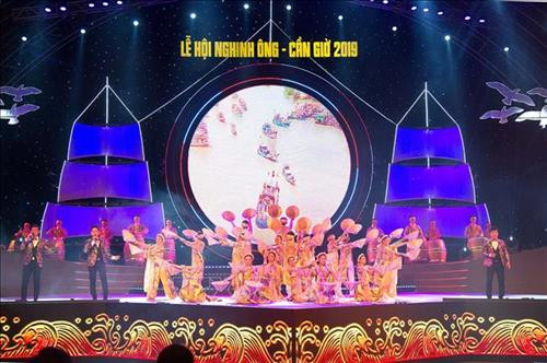 Chương trình văn nghệ khai mạc Mùa lễ hội nghinh ông – Lễ mừng công ngư dân Cần Giờ với chủ đề “Cần Giờ yêu thương” tại Công viên thị trấn Cần Thạnh, huyện Cần Giờ. Ảnh: TTXVN phát Chương trình văn nghệ khai mạc Mùa lễ hội nghinh ông – Lễ mừng công ngư dân Cần Giờ với chủ đề “Cần Giờ yêu thương” tại Công viên thị trấn Cần Thạnh, huyện Cần Giờ. Ảnh: TTXVN phát