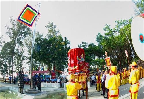 Nghi thức lễ thượng đài kỳ lễ hội tại lễ hội Nghinh Ông năm 2019. Ảnh: TTXVN phát Nghi thức lễ thượng đài kỳ lễ hội tại lễ hội Nghinh Ông năm 2019. Ảnh: TTXVN phát