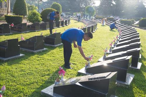 Đoàn viên thanh niên huyện Cần Giờ tham gia viếng nghĩa trang liệt sĩ rừng Sác nhân lễ hội Nghinh Ông năm 2019. Ảnh: TTXVN phát Đoàn viên thanh niên huyện Cần Giờ tham gia viếng nghĩa trang liệt sĩ rừng Sác nhân lễ hội Nghinh Ông năm 2019. Ảnh: TTXVN phát