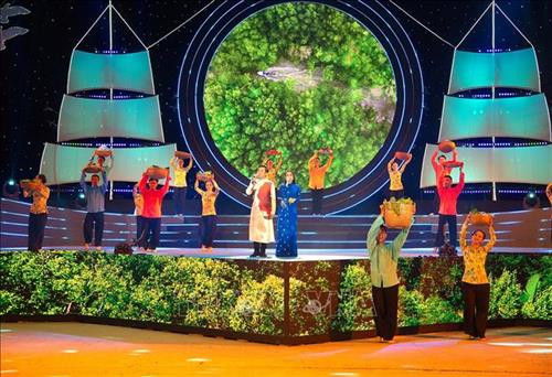 : Chương trình văn nghệ khai mạc Mùa lễ hội nghinh ông - Lễ mừng công ngư dân Cần Giờ với chủ đề “Cần Giờ yêu thương” tại Công viên thị trấn Cần Thạnh, huyện Cần Giờ. Ảnh: TTXVN phát : Chương trình văn nghệ khai mạc Mùa lễ hội nghinh ông - Lễ mừng công ngư dân Cần Giờ với chủ đề “Cần Giờ yêu thương” tại Công viên thị trấn Cần Thạnh, huyện Cần Giờ. Ảnh: TTXVN phát