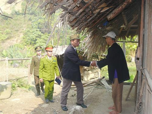 Cán bộ, chiến sỹ Công an huyện Đà Bắc gặp gỡ, thăm hỏi người có uy tín trong đồng bào dân tộc Dao ở xóm Dướng, xã Vầy Nưa. Ảnh: baohoabinh.com.vn Cán bộ, chiến sỹ Công an huyện Đà Bắc gặp gỡ, thăm hỏi người có uy tín trong đồng bào dân tộc Dao ở xóm Dướng, xã Vầy Nưa. Ảnh: baohoabinh.com.vn