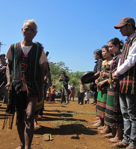 Đồng bào M’nông ở bon Điêng Đu, xã Đắk Ngo (Tuy Đức) chào đón khách về dự Lễ sum họp cộng đồng Đồng bào M’nông ở bon Điêng Đu, xã Đắk Ngo (Tuy Đức) chào đón khách về dự Lễ sum họp cộng đồng