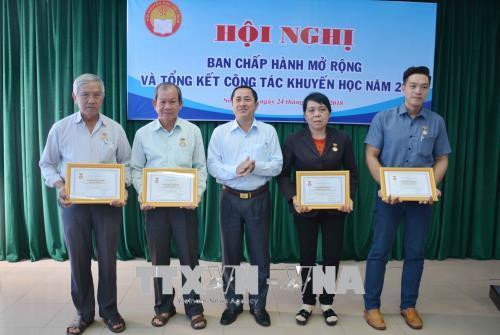 Tặng Kỷ niệm chương của Trung ương Hội Khuyến học Việt Nam cho tập thể xuất sắc. Ảnh: Hoài Thu – TTXVN. Tặng Kỷ niệm chương của Trung ương Hội Khuyến học Việt Nam cho tập thể xuất sắc. Ảnh: Hoài Thu – TTXVN.