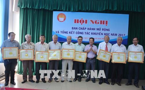 Trao Bằng khen Trung ương Hội Khuyến học Việt Nam cho cá nhân xuất sắc. Ảnh: Hoài Thu – TTXVN. Trao Bằng khen Trung ương Hội Khuyến học Việt Nam cho cá nhân xuất sắc. Ảnh: Hoài Thu – TTXVN.