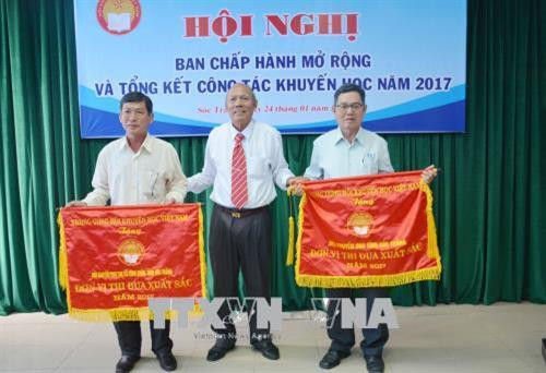 Tặng Cờ thi đua của Trung ương Hội Khuyến học Việt Nam cho 2 tập thể xuất sắc. Ảnh: Hoài Thu – TTXVN. Tặng Cờ thi đua của Trung ương Hội Khuyến học Việt Nam cho 2 tập thể xuất sắc. Ảnh: Hoài Thu – TTXVN.