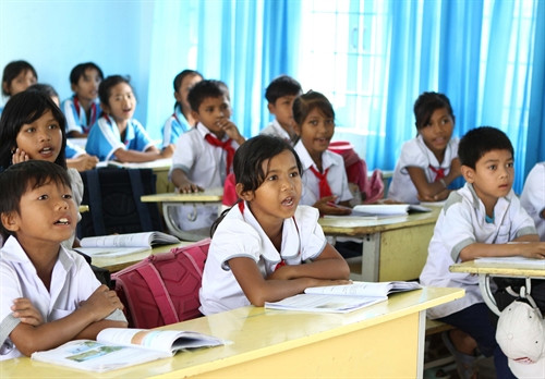 Các em học sinh Trường Tiểu học Ea Bông, huyện Krông Ana trong một buổi học tiếng Êđê. Các em học sinh Trường Tiểu học Ea Bông, huyện Krông Ana trong một buổi học tiếng Êđê.