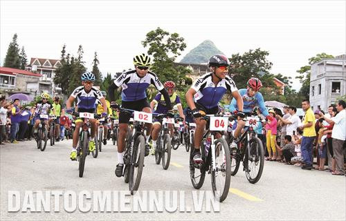 Đua xe đạp địa hình trên cung đường thơ mộng kết nối hai huyện Bắc Hà (Lào Cai) và Xín Mần (Hà Giang) Đua xe đạp địa hình trên cung đường thơ mộng kết nối hai huyện Bắc Hà (Lào Cai) và Xín Mần (Hà Giang)