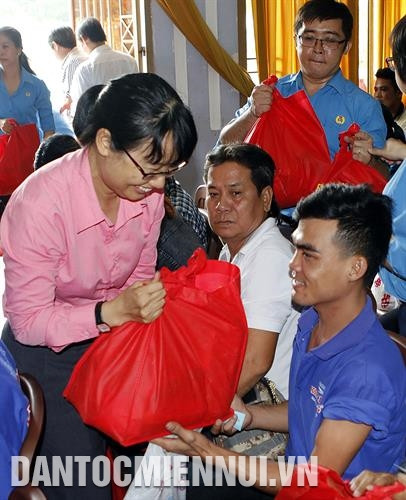 Bà Trần Thị Diệu Thủy, Chủ tịch Liên đoàn lao động TP.HCM trao tặng quà cho công nhân lao động là người dân tộc thiểu số đang sinh sống, làm việc trên địa bàn. Ảnh: Thanh Vũ