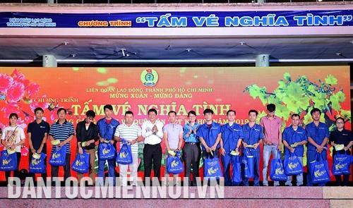 Tặng quà và vé xe cho công nhân là người dân tộc thiểu số nhân kỷ niệm 10 năm thực hiện Chương trình “Tấm vé nghĩa tình”. Ảnh: Thanh Vũ