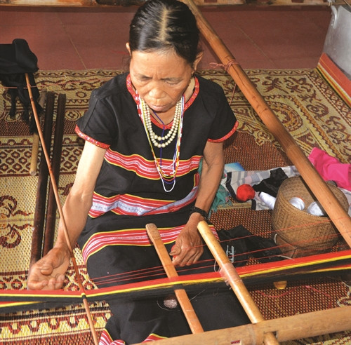 Nhiều phụ nữ giẻ triêng mặc dù tuổi đã cao nhưng vẫn miệt mài bên khung dệt với tâm nguyện giữ nghề truyền thống