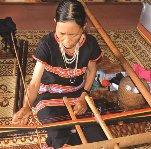 Nhiều phụ nữ giẻ triêng mặc dù tuổi đã cao nhưng vẫn miệt mài bên khung dệt với tâm nguyện giữ nghề truyền thống