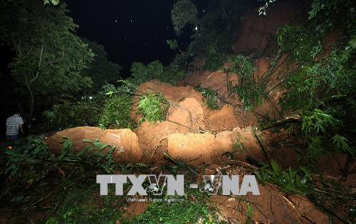 Hàng nghìn khối đất đá sạt lở xuống đường tại Km 126 + 150 trên Quốc lộ 4D. Ảnh: Quốc Khánh - TTXVN Hiện trường điểm sạt lở tại Km 126 + 150 trên Quốc lộ 4D. Ảnh: Quốc Khánh - TTXVN Hàng nghìn khối đất đá sạt lở xuống đường tại Km 126 + 150 trên Quốc lộ 4D. Ảnh: Quốc Khánh - TTXVN Hiện trường điểm sạt lở tại Km 126 + 150 trên Quốc lộ 4D. Ảnh: Quốc Khánh - TTXVN