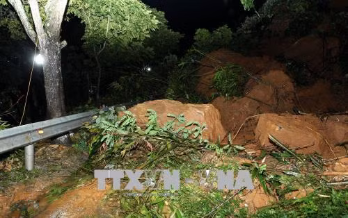 Hàng nghìn khối đất đá sạt lở xuống đường tại Km 126 + 150 trên Quốc lộ 4D. Ảnh: Quốc Khánh - TTXVN Hiện trường điểm sạt lở tại Km 126 + 150 trên Quốc lộ 4D. Ảnh: Quốc Khánh - TTXVN