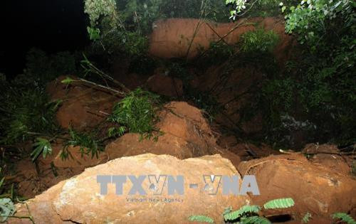 Hàng nghìn khối đất đá sạt lở xuống đường tại Km 126 + 150 trên Quốc lộ 4D. Ảnh: Quốc Khánh - TTXVN Hiện trường điểm sạt lở tại Km 126 + 150 trên Quốc lộ 4D. Ảnh: Quốc Khánh - TTXVN Hàng nghìn khối đất đá sạt lở xuống đường tại Km 126 + 150 trên Quốc lộ 4D. Ảnh: Quốc Khánh - TTXVN Hiện trường điểm sạt lở tại Km 126 + 150 trên Quốc lộ 4D. Ảnh: Quốc Khánh - TTXVN