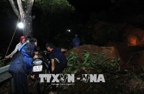 Hiện trường sạt lở đất đá tại Km 126 + 150 trên Quốc lộ 4D. Ảnh: Quốc Khánh - TTXVN Hiện trường sạt lở đất đá tại Km 126 + 150 trên Quốc lộ 4D. Ảnh: Quốc Khánh - TTXVN