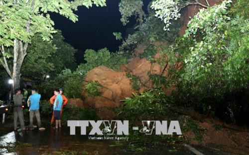 Hàng nghìn khối đất đá sạt lở xuống đường tại Km 126 + 150 trên Quốc lộ 4D. Ảnh: Quốc Khánh - TTXVN Hiện trường điểm sạt lở tại Km 126 + 150 trên Quốc lộ 4D. Ảnh: Quốc Khánh - TTXVN Hàng nghìn khối đất đá sạt lở xuống đường tại Km 126 + 150 trên Quốc lộ 4D. Ảnh: Quốc Khánh - TTXVN Hiện trường điểm sạt lở tại Km 126 + 150 trên Quốc lộ 4D. Ảnh: Quốc Khánh - TTXVN