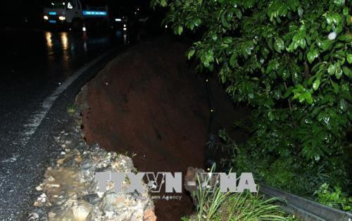 Hiện trường điểm sạt lở tại Km 126 + 150 trên Quốc lộ 4D. Ảnh: Quốc Khánh - TTXVN Hiện trường điểm sạt lở tại Km 126 + 150 trên Quốc lộ 4D. Ảnh: Quốc Khánh - TTXVN