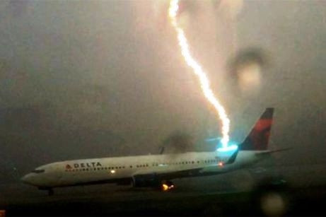 Tia sét sáng lóa đánh thẳng vào thân máy bay Tia sét sáng lóa đánh thẳng vào thân máy bay