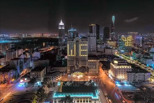 Khách sạn Caravelle Sài Gòn, trên đường Đồng Khởi, quận 1 với thông điệp thân thiện “WE - chúng ta cùng đoàn kết, chung tay vươt qua dịch bệnh”. Ảnh: TTXVN (phát)