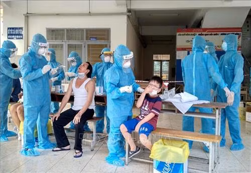 Các y, bác sỹ thăm khám, lấy mẫu xét nghiệm từng người trong khu cách ly. Ảnh: Thanh Vũ – Tuấn Quang - TTXVN