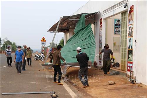 Người dân xã Ia Sao, huyện Ia Grai, tỉnh Gia Lai sửa sang nhà cửa sau khi bị dông, lốc gây tốc mái. Ảnh: Dư Toán – TTXVN Người dân xã Ia Sao, huyện Ia Grai, tỉnh Gia Lai sửa sang nhà cửa sau khi bị dông, lốc gây tốc mái. Ảnh: Dư Toán – TTXVN