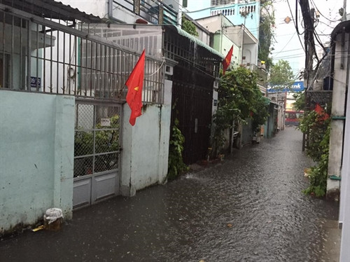Một con hẻm ở trung tâm quận 8 bị ngập nặng. Ảnh: NTSB2