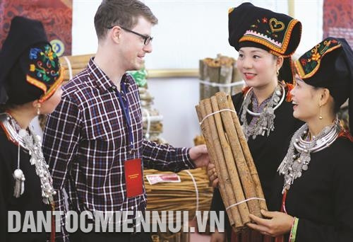 Du khách nước ngoài tham quan Hội chợ quế văn Yên