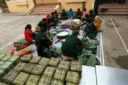 Bánh chưng được tặng cho các gia đình chính sách, gia đình nghèo thuộc các xã vùng biên giới. Ảnh: Phan Tuấn Anh - TTXVN Bánh chưng được tặng cho các gia đình chính sách, gia đình nghèo thuộc các xã vùng biên giới. Ảnh: Phan Tuấn Anh - TTXVN