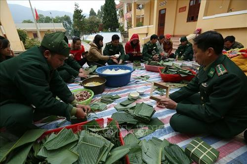 Người dân cùng các chiến sỹ đồn Biên phòng Mường Pồn gói bánh chưng nhằm tăng thêm tình đoàn kết quân dân. Ảnh: Phan Tuấn Anh - TTXVN Người dân cùng các chiến sỹ đồn Biên phòng Mường Pồn gói bánh chưng nhằm tăng thêm tình đoàn kết quân dân. Ảnh: Phan Tuấn Anh - TTXVN