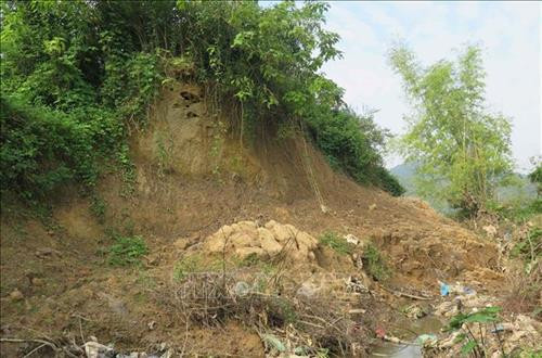 Sạt lở bức tường thành ở phía Tây di tích lịch sử Thành Tam Vạn. Ảnh: Xuân Tiến – TTXVN