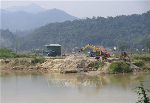 Điểm mỏ khai thác cát của Doanh nghiệp tư nhân Nam Sơn cách di tích Thành Tam Vạn khoảng 30 mét. thuộc đội 6, xã Pom Lót (huyện Điện Biên). Ảnh: Xuân Tiến – TTXVN