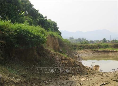 Việc hút cát quá gần di tích đã tạo nên những hồ lớn ngay cạnh chân thành Thành Tam Vạn tại các mốc 2 và mốc 6, dẫn đến quá trình xâm thực, lở hàm ếch và quá trình trạng sạt lở đe dọa trực tiếp khu vực bảo vệ 1 và 2 của di tích ngày càng nghiêm trọng. Ảnh: Xuân Tiến – TTXVN