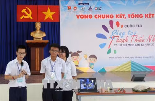 Các học sinh Trường chuyên trung học phổ thông Lê Hồng Phong, Quận 5 giới thiệu bộ sản phẩm đồ chơi dành cho trẻ em bị tự kỷ. Ảnh: Xuân Dự - TTXVN