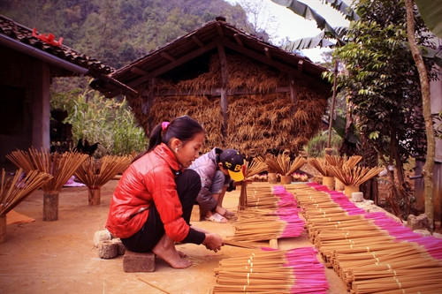 Hương được phơi khô trước khi chuyển đến tay người tiêu dùng. Hương được phơi khô trước khi chuyển đến tay người tiêu dùng.