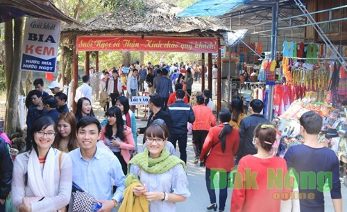 Thú vị ngắm “suối cá thần” Cẩm Thủy ảnh 1