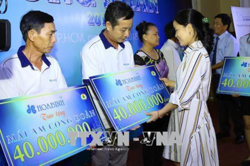 Công đoàn Công ty Cổ phần Tập đoàn Xây dựng Hòa Bình trao tặng 5 mái ấm công đoàn cho đoàn viên công đoàn có hoàn cảnh khó khăn trong Tháng công nhân 2018. Ảnh: Thanh Vũ-TTXVN Công đoàn Công ty Cổ phần Tập đoàn Xây dựng Hòa Bình trao tặng 5 mái ấm công đoàn cho đoàn viên công đoàn có hoàn cảnh khó khăn trong Tháng công nhân 2018. Ảnh: Thanh Vũ-TTXVN