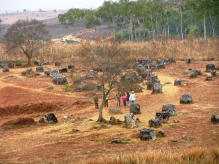Cánh đồng chum nằm cách thị trấn 15 phút chạy xe, xung quanh rất nhiều bom mìn còn sót lại sau chiến tranh chưa được gỡ hết. Vì vậy đi vào nơi này phải tuân thủ đúng quy định an toàn.