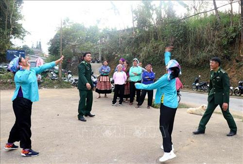 Bộ đội Đồn Biên phòng Si Ma Cai cùng tham gia vui Tết với bà con dân tộc. Ảnh: Quốc Khánh - TTXVN Bộ đội Đồn Biên phòng Si Ma Cai cùng tham gia vui Tết với bà con dân tộc. Ảnh: Quốc Khánh - TTXVN