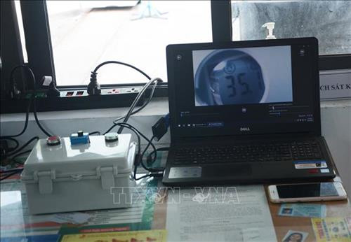 Bảng điều khiển máy đo thân nhiệt từ xa. Ảnh: Văn Dũng - TTXVN Bảng điều khiển máy đo thân nhiệt từ xa. Ảnh: Văn Dũng - TTXVN