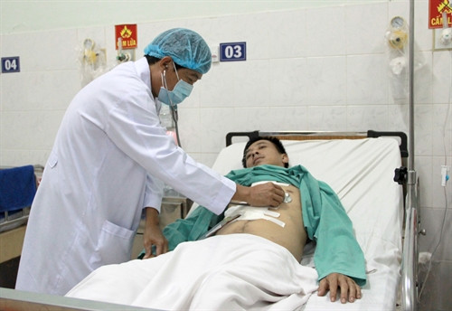 Bác sĩ bệnh viện Trưng Vương thăm khám cho bệnh nhân. Ảnh: Phương Vy-TTXVN Bác sĩ bệnh viện Trưng Vương thăm khám cho bệnh nhân. Ảnh: Phương Vy-TTXVN