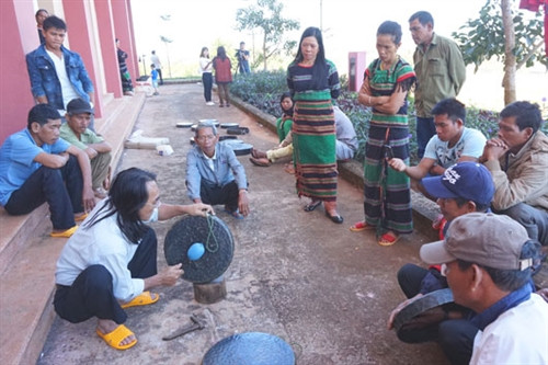 Một lớp tập huấn kỹ thuật chỉnh chiêng vừa được tổ chức, thu hút nhiều nghệ nhân tham gia. Một lớp tập huấn kỹ thuật chỉnh chiêng vừa được tổ chức, thu hút nhiều nghệ nhân tham gia.