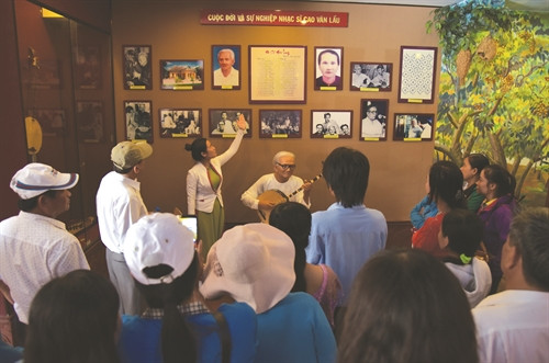 Lễ hội Dạ cổ hoài lang là dịp để công chúng có cơ hội tìm hiểu một nét văn hóa đặc trưng của vùng sông nước Nam Bộ Lễ hội Dạ cổ hoài lang là dịp để công chúng có cơ hội tìm hiểu một nét văn hóa đặc trưng của vùng sông nước Nam Bộ