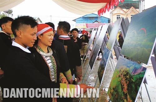Trong khuôn khổ Lễ hội mùa Thu "Sức hút đại ngàn" năm 2018, Ủy ban Nhân dân huyện Bát Xát phối hợp với Chi hội nghệ sĩ nhiếp ảnh Lào Cai tổ chức Triển lãm ảnh "Vàng trên Y Tý". Ảnh: Cao Hương Trong khuôn khổ Lễ hội, 113 vận động viên đã tham gia Giải leo núi chinh phục đỉnh Lảo Thẩn lần thứ 2 - năm 2018. Ảnh: Cao Hương Đông đảo đồng bào dân tộc và khách du lịch đã tham dự Lễ hội mùa Thu Sa Pa năm 2018. Ảnh: Cao Hương Tái hiện lễ cưới của người Dao đỏ trong đêm khai mạc Lễ hội mùa Thu. Ảnh: Cao Hương Du khách tham quan làng nghề chạm bạc tại thôn Séo Pờ Hồ ở xã Mường Hum, huyện Bát Xát. Ảnh: Cao Hương Lễ hội mùa Thu được tổ chức nằm trong chuỗi sự kiện Lễ hội bốn mùa Xuân, Hạ, Thu, Đông, nhằm phát huy những giá trị văn hóa truyền thống, đậm đà bản sắc của các dân tộc sinh sống dưới chân núi Hoàng Liên. Ảnh: Cao Hương Du khách trải nghiệm mùa vàng ở xã Lao Chải, huyện Sa Pa. Ảnh: Cao Hương