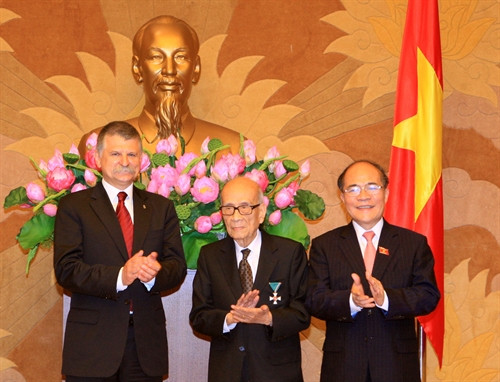 Chủ tịch Quốc hội Nguyễn Sinh Hùng và Chủ tịch Quốc hội Cộng hòa Hungary Kover Laszlo chúc mừng Giáo sư Vũ Khiêu tại Lễ trao Huân chương. Ảnh: Thống Nhất-TTXVN Chủ tịch Quốc hội Nguyễn Sinh Hùng và Chủ tịch Quốc hội Cộng hòa Hungary Kover Laszlo chúc mừng Giáo sư Vũ Khiêu tại Lễ trao Huân chương. Ảnh: Thống Nhất-TTXVN