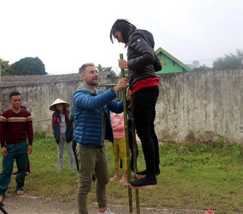 Du khách thích thú với các sản phẩm từ thổ cẩm của đồng bào Thái. Ảnh: Bích Huệ - TTXVN Du khách trải nghiệm đánh cồng chiêng của đồng bào Thái. Ảnh: Bích Huệ - TTXVN Du khách tham gia múa sạp với đồng bào dân tộc Thái. Ảnh: Bích Huệ - TTXVN .... Thử trò chơi đi cà kheo của dân tộc Thái. Ảnh: Bích Huệ - TTXVN Du khách trải nghiệm cách gói bánh của đồng bào Thái. Ảnh: Bích Huệ - TTXVN Du khách thích thú với hoạt động gói bánh chưng và bánh ột, bánh mọc của đồng bào Thái. Ảnh: Bích Huệ - TTXVN ... và trải nghiệm nghề dệt thổ cẩm của đồng bào Thái. Ảnh: Bích Huệ - TTXVN Du khách hào hứng với những bánh chưng tự gói của mình. Ảnh: Bích Huệ - TTXVN