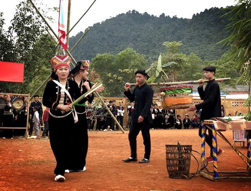 Hát mừng mẹ lúa về nhà. Ảnh: Đỗ Tuấn Anh